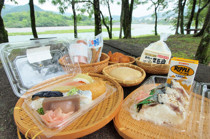 仁淀川で川遊びやキャンプをするときの現地調達食材には、高知ならではのローカル食材がいっぱい
