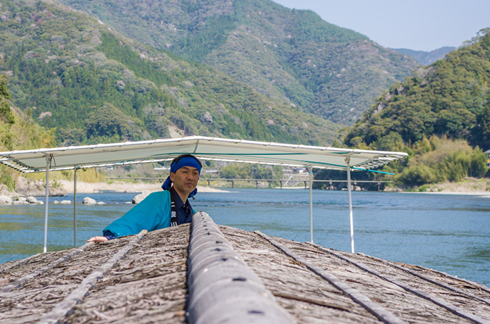 春の仁淀川は、屋形船で、川面から