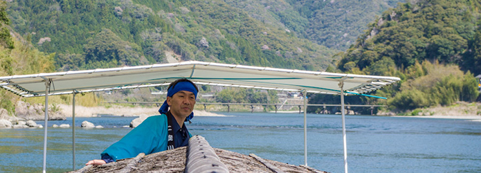 春の仁淀川は、屋形船で、川面から