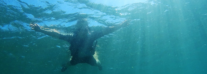 水ぬるむ清流につつまれる、それがボディーラフティングだ！