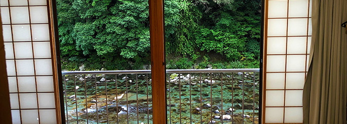 夏休みの家族サービスにぴったり。 仁淀ブルーの水ぎわ民宿「いち川」に泊まりませんか。