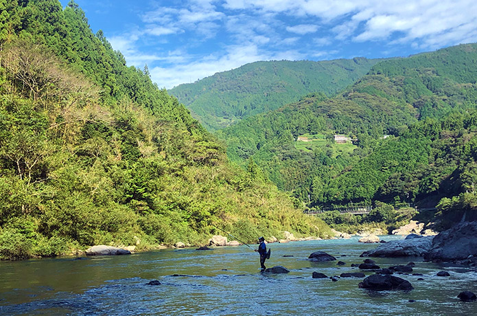 シーズン終了直前、まるで格闘技のような仁淀川本流の大アユ釣りの現場に密着！