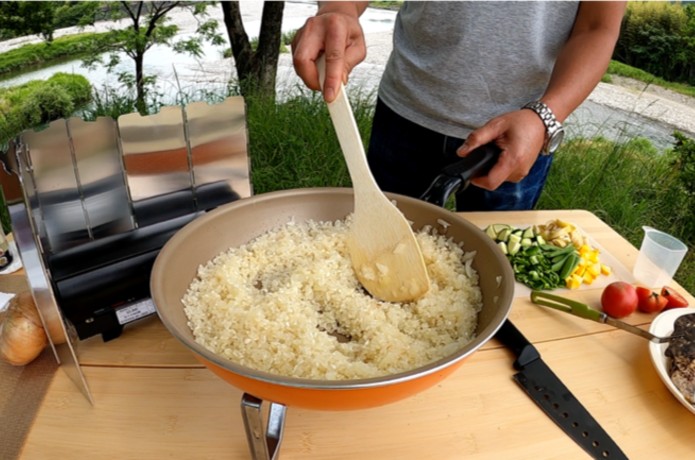 新連載シリーズ「リバーサイドキッチン」　第1回「パエリア・ニヨドリバーナ」