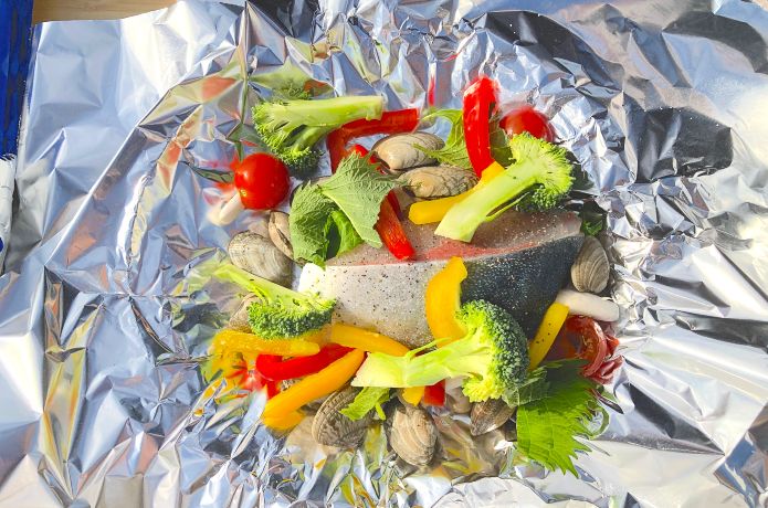 「リバーサイドキッチン」第4回　焚き火で楽しむ豪快キャンプ料理「仁淀ボンバー蒸し」