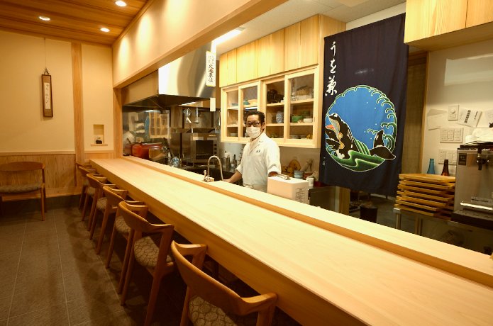 新しくなった「うを兼」の楽しみ方を、食べながら考える。